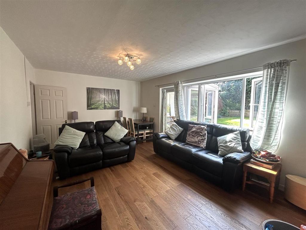Woodman Close, Halesowen 3 bed terraced house for sale £260,000