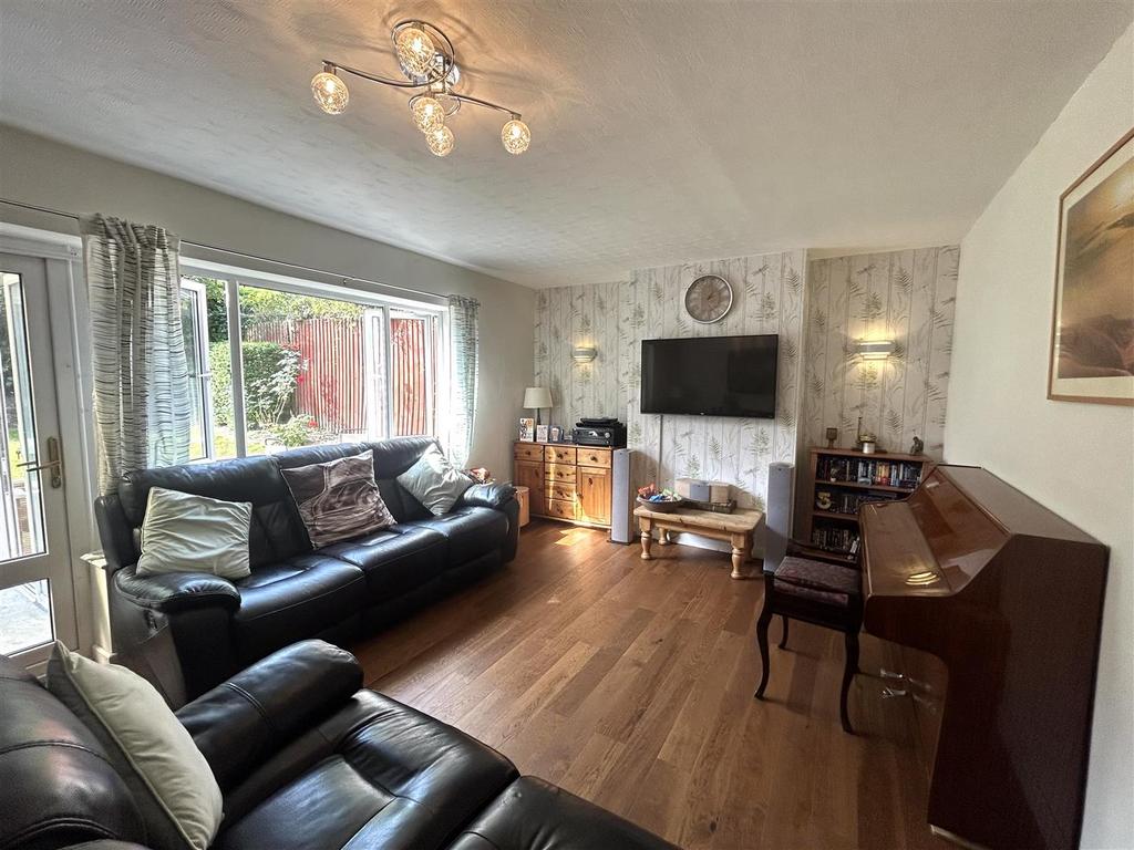 Woodman Close, Halesowen 3 bed terraced house for sale £260,000