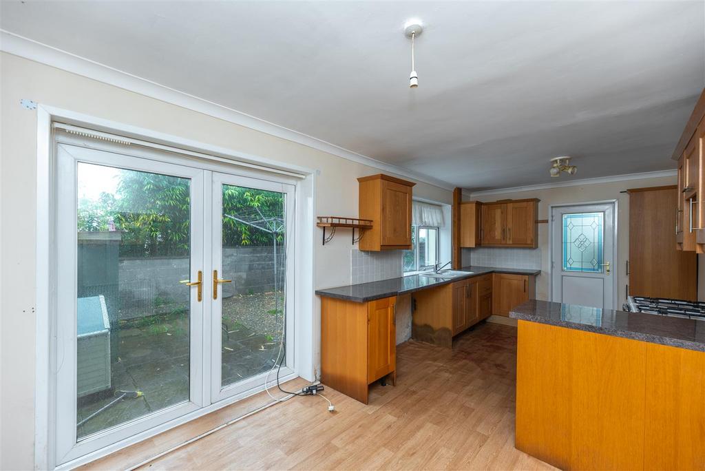 Trilwm, Trimsaran, Kidwelly 3 bed semidetached house £100,000