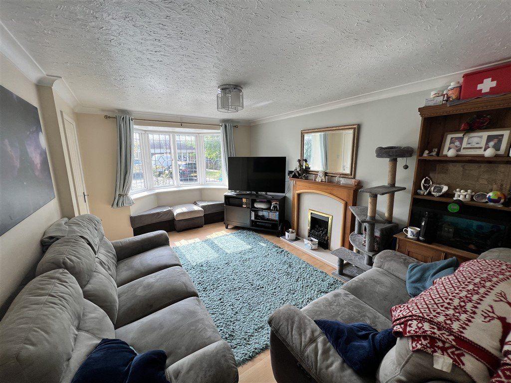 Cavendish Avenue, Pontefract, WF8 3 bed semidetached house £950 pcm