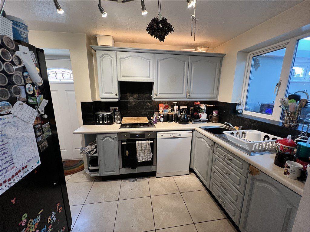 Cavendish Avenue, Pontefract, WF8 3 bed semidetached house £950 pcm