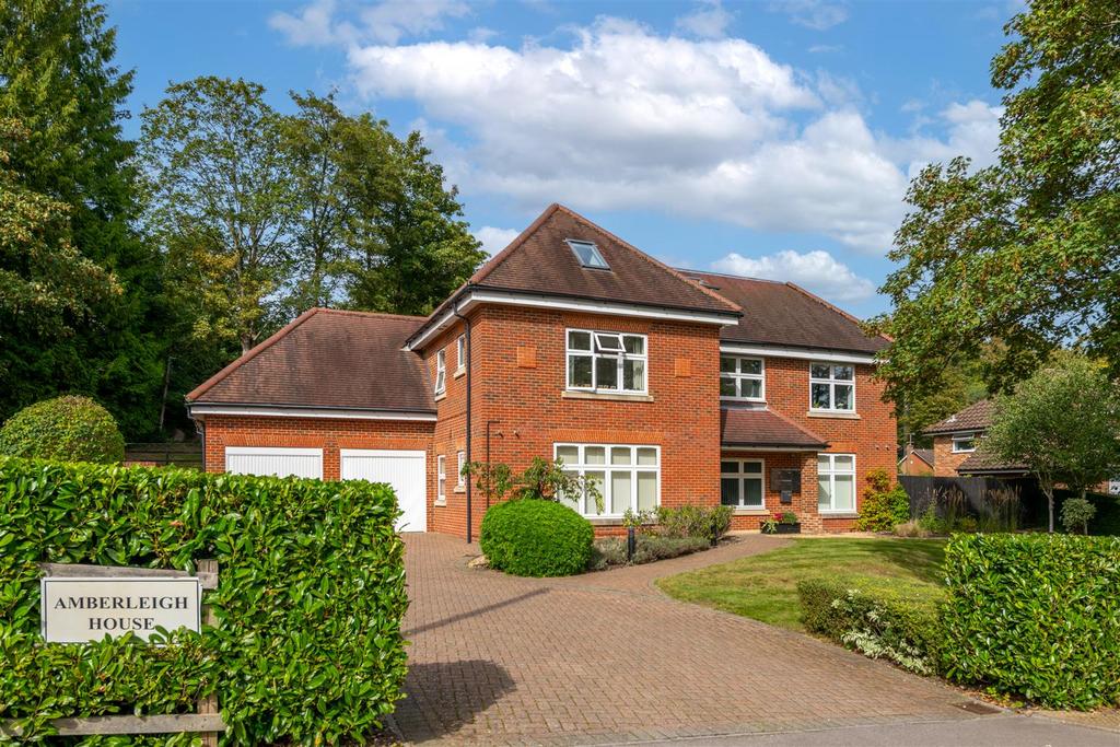 Carlton Road, Reigate 2 bed apartment for sale £375,000