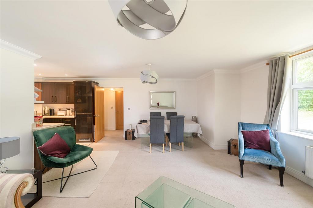Carlton Road, Reigate 2 bed apartment for sale £375,000