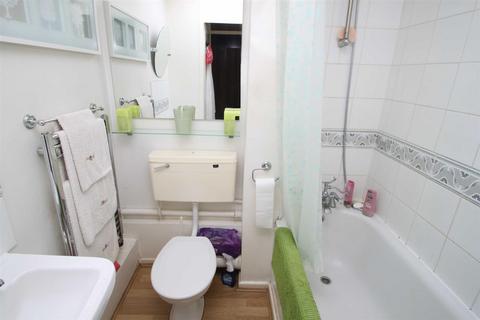 28 Stapleford Close, London, E4 6XR