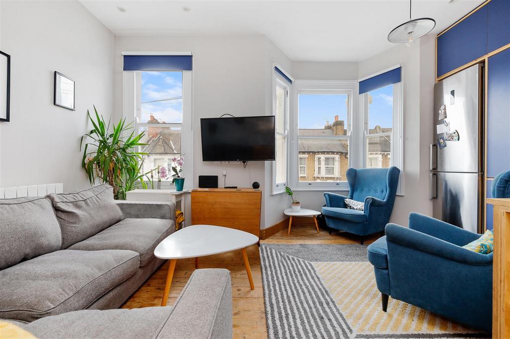 Wendover Road, London NW10 3 bed flat £3,000 pcm (£692 pw)