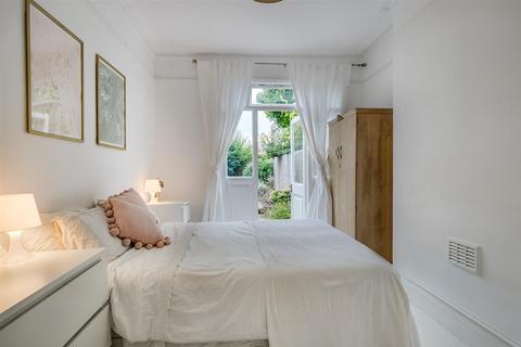 1 bedroom flat for sale - Lavenham Road, London