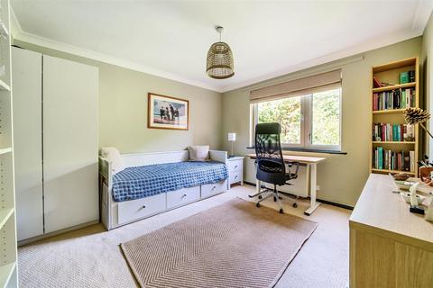 12 Mountcombe Close, Surbiton, KT6 6LJ