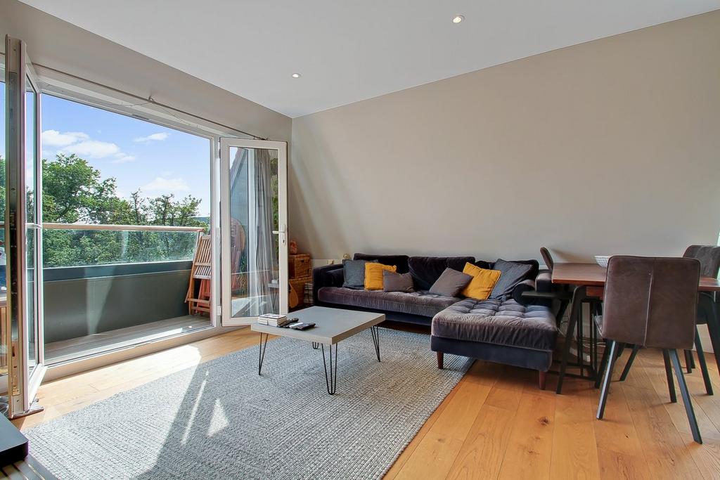 Torrington Park, London, N12 2 bed flat for sale £445,000