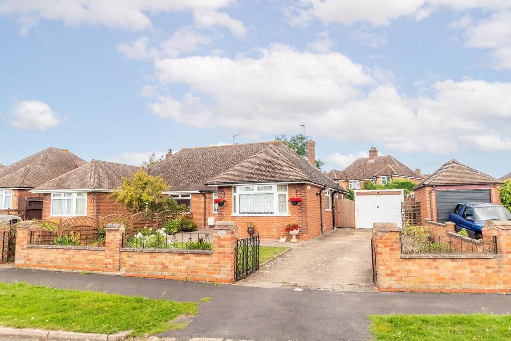 Orchard Way, Stanbridge, Leighton... 3 bed semidetached bungalow for