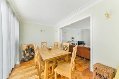 29 Wallace Fields, Epsom, KT17 3AX