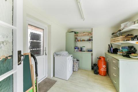 29 Wallace Fields, Epsom, KT17 3AX