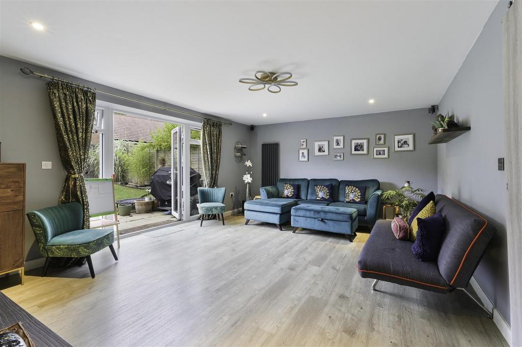 Ethel Bailey Close, Epsom 5 bed detached house £850,000