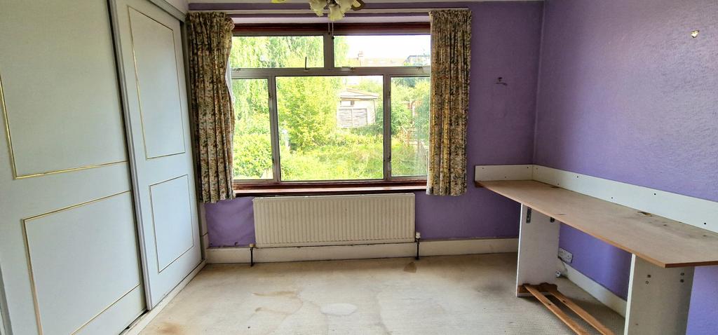 Rear bedroom (2)