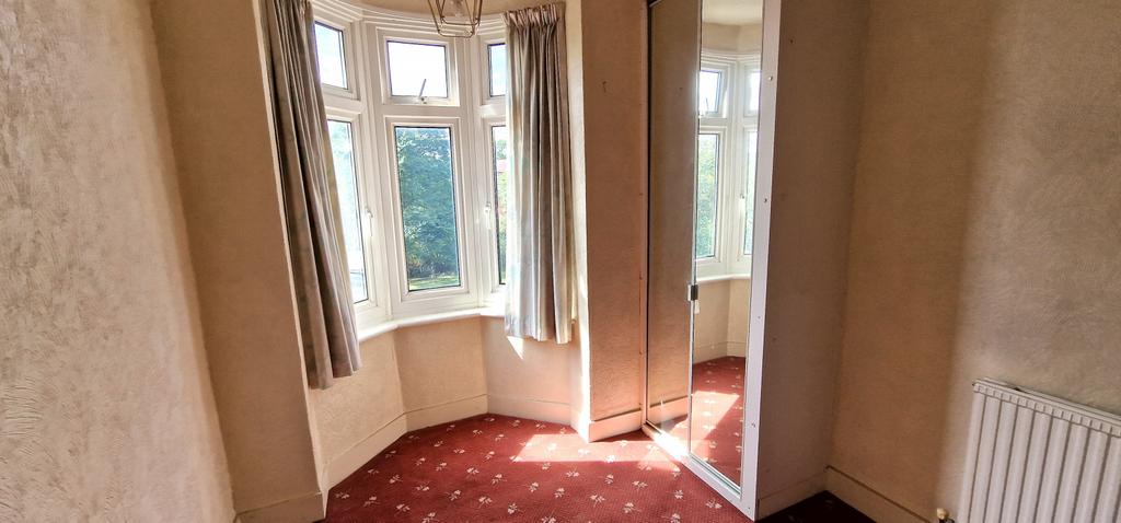Front bedroom (3)