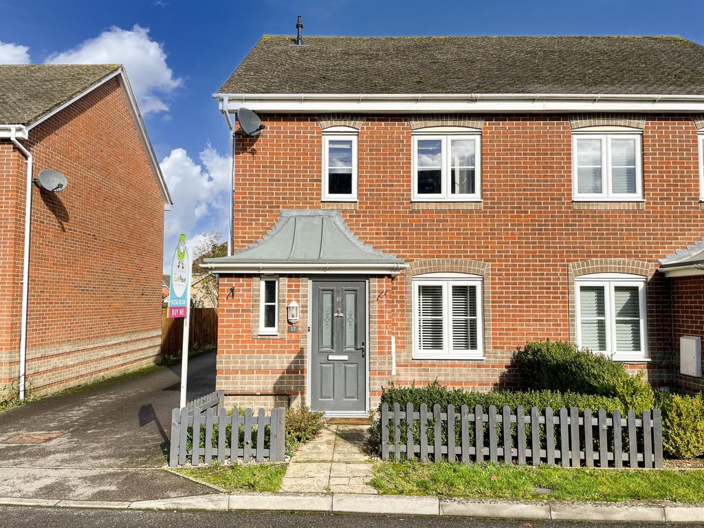 Dorset Crescent, Basingstoke, Hampshire, RG22 3 bed semidetached house