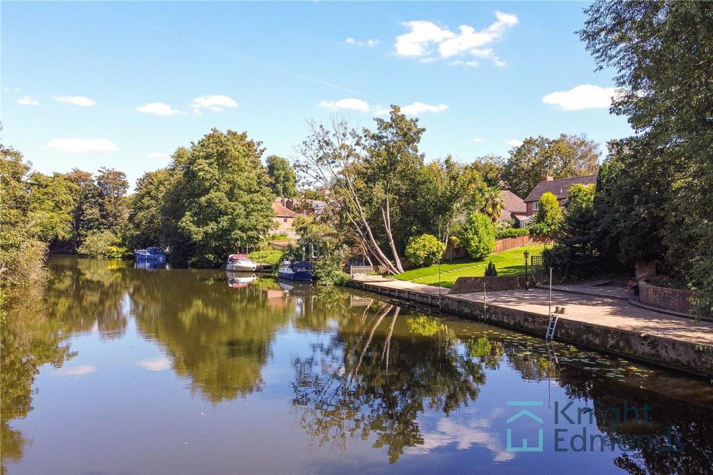 Waters Edge, Maidstone, ME15 5 bed detached house £845,000
