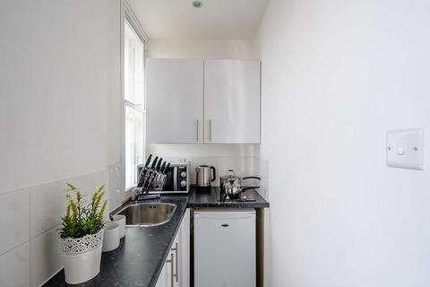 Studio to rent, Hill Street W1J