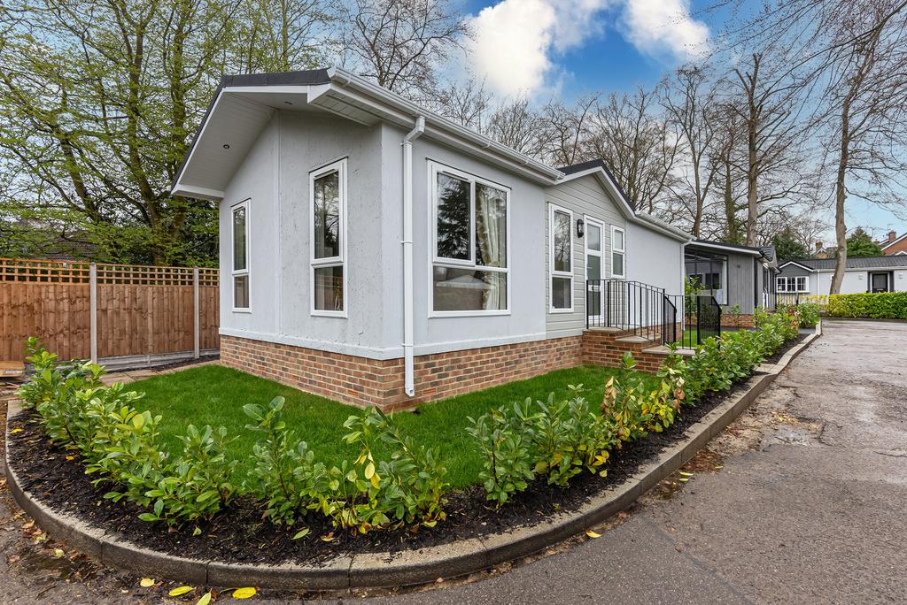 Fleet, Hampshire, GU52 2 bed park home for sale £299,950