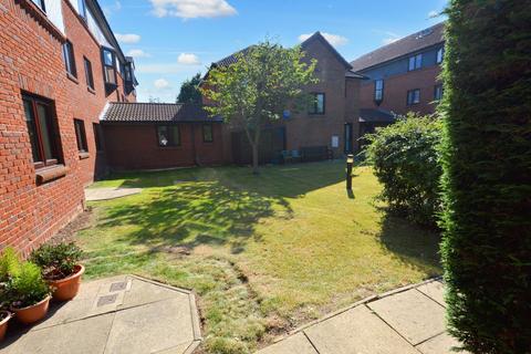 1 bedroom retirement property for sale, Imperial Avenue, Westcliff-On-Sea, SS0