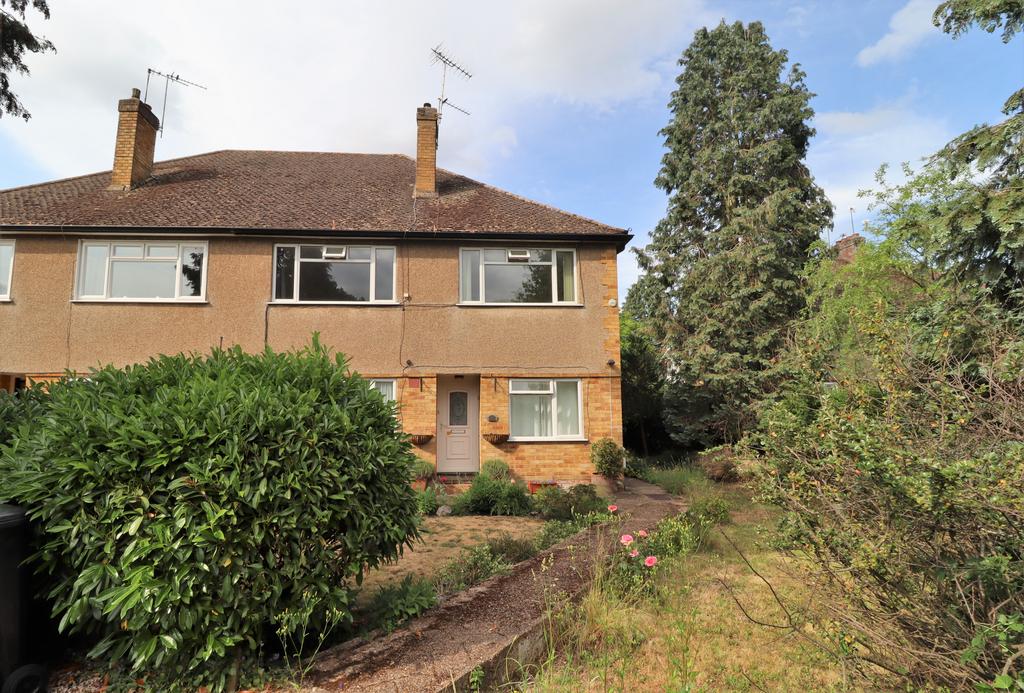 Brittain Road, Hersham KT12 2 bed for sale £319,950