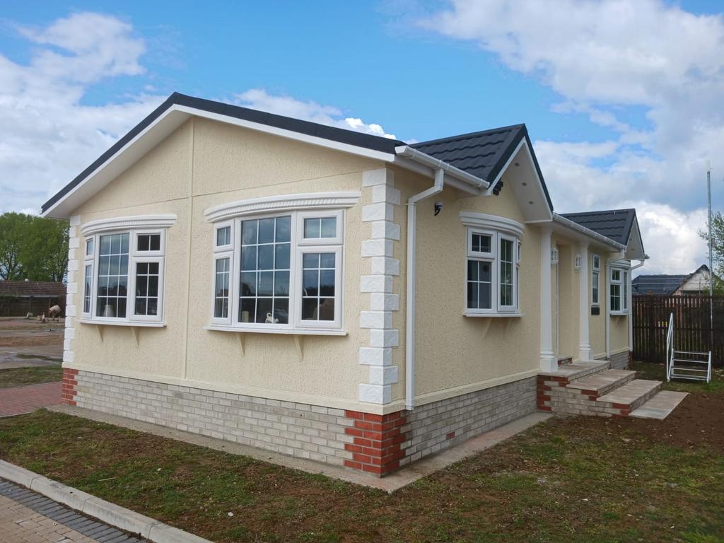 Bury St. Edmunds, Suffolk, IP28 2 bed park home for sale £175,995