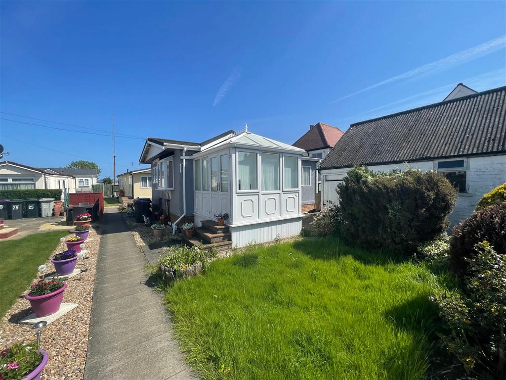 Sea Lane, Ingoldmells, Lincolnshire, PE25 1PD 2 bed detached bungalow