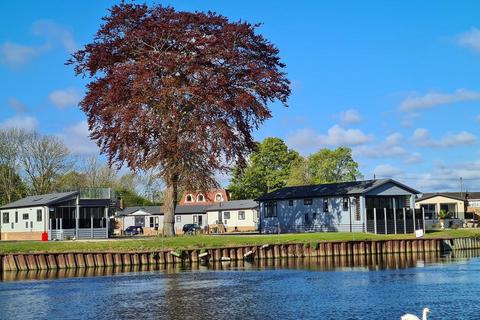 2 bedroom park home for sale, Staines, Surrey, TW18