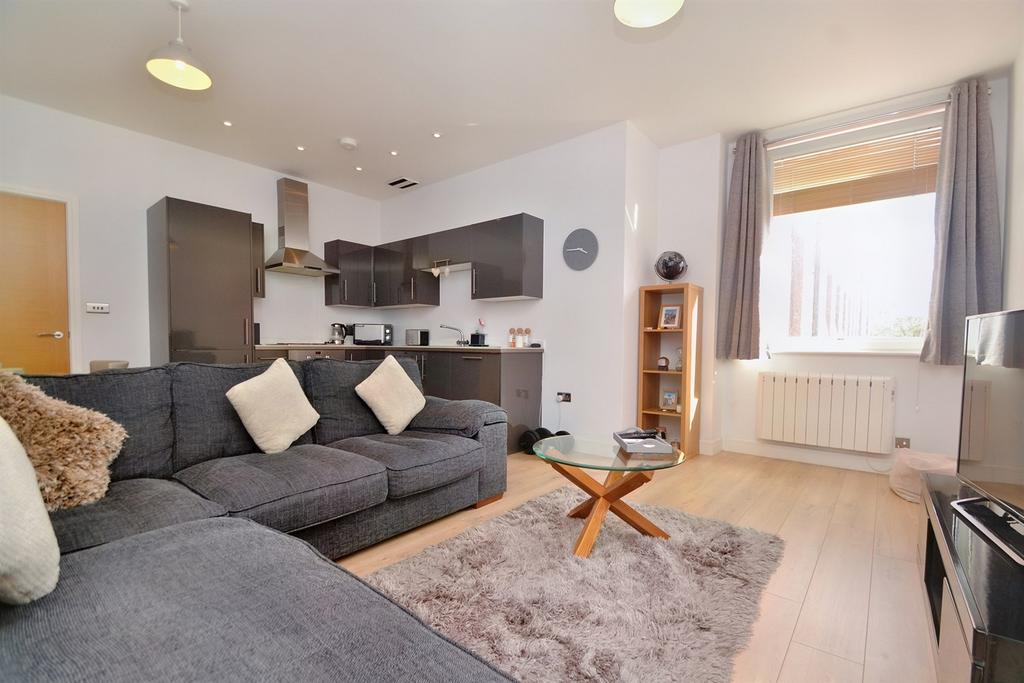 Poole 2 bed flat for sale £200,000