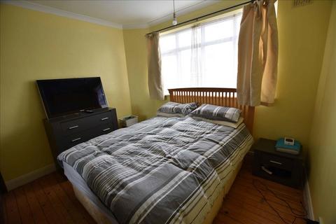 2 bedroom flat for sale, Harlington Road West , Feltham, TW14