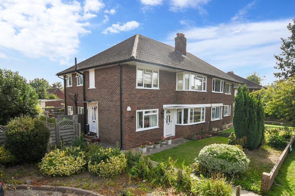 Sangers Drive, Horley, Surrey 2 bed ground floor £265,000