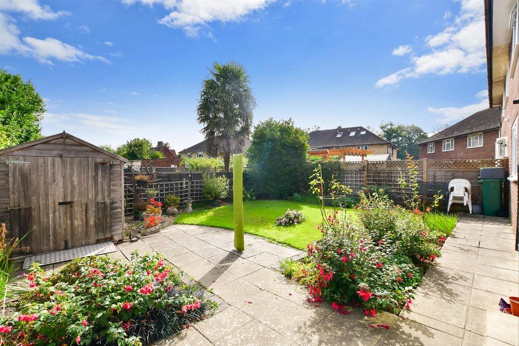 Sangers Drive, Horley, Surrey 2 bed ground floor £265,000