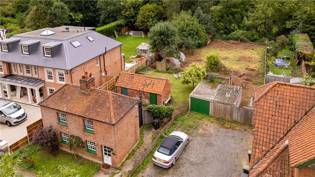 Fiddlers Hamlet, Epping, Essex, CM16 2 bed detached house £350,000