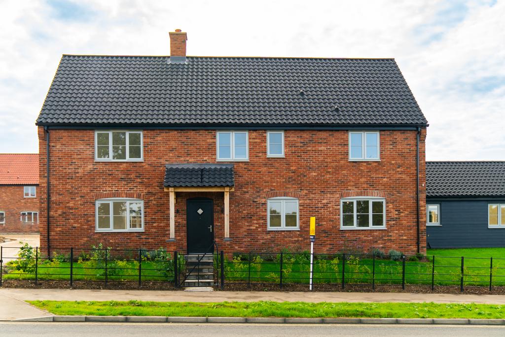 Yarmouth Road, Blofield, Norwich, Norfolk, NR13 4 bed detached house