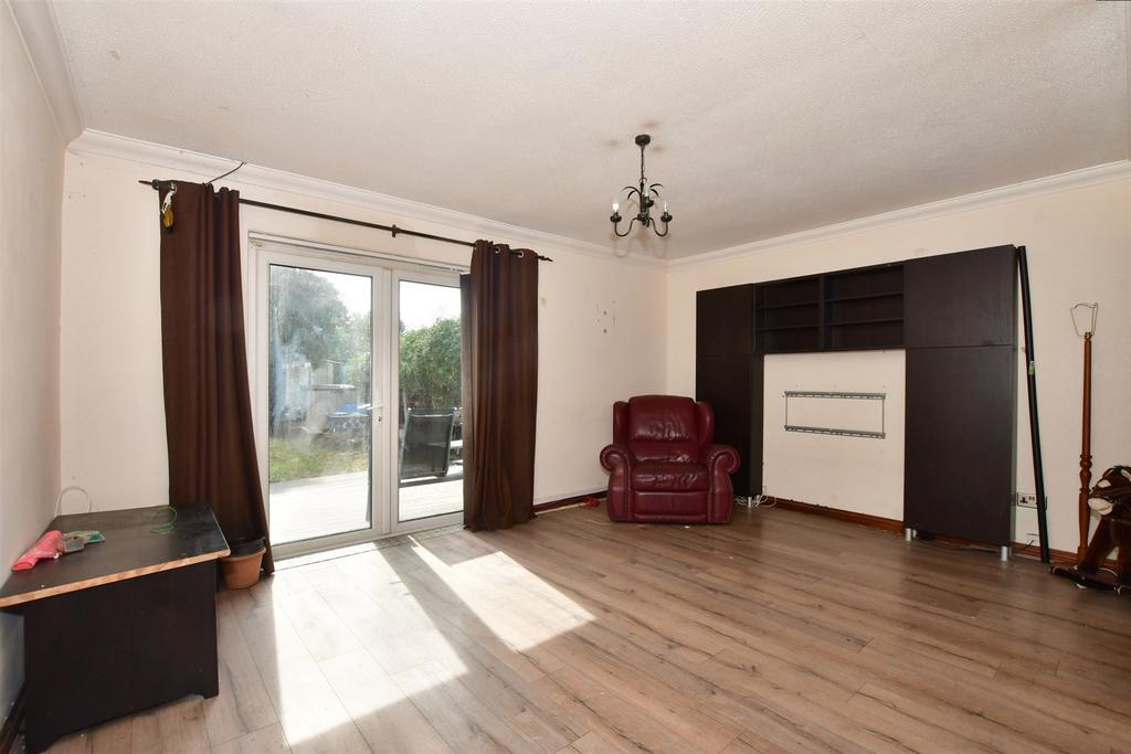 Latimer Drive, Basildon, Essex 3 bed end of terrace house £300,000