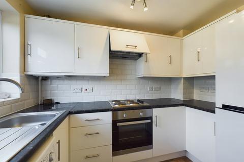 2 bedroom terraced house to rent, Compton Close, Hook, RG27