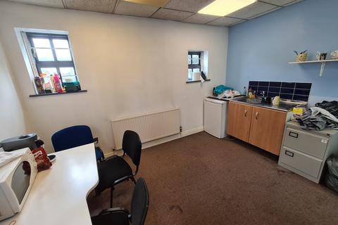 Retail property (high street) to rent, Birmingham Street, Oldbury B69