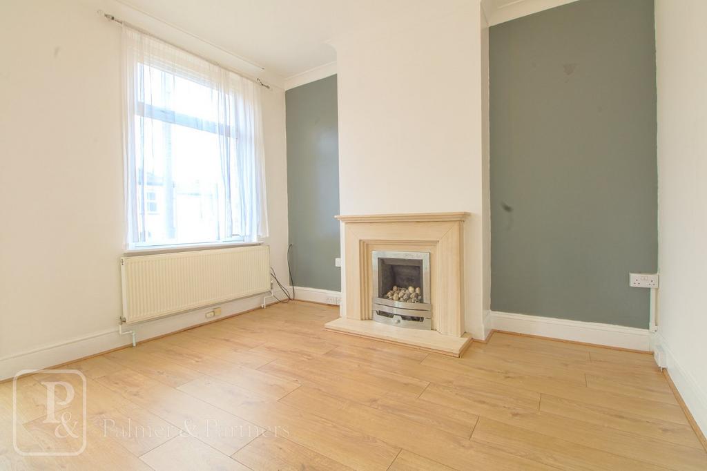 3 bedroom end of terrace house to rent