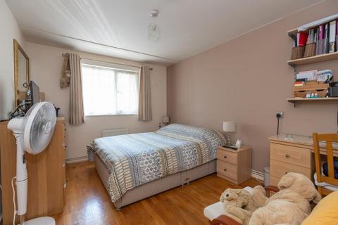 107 Garrick Close, Ealing, London, W5 1AT
