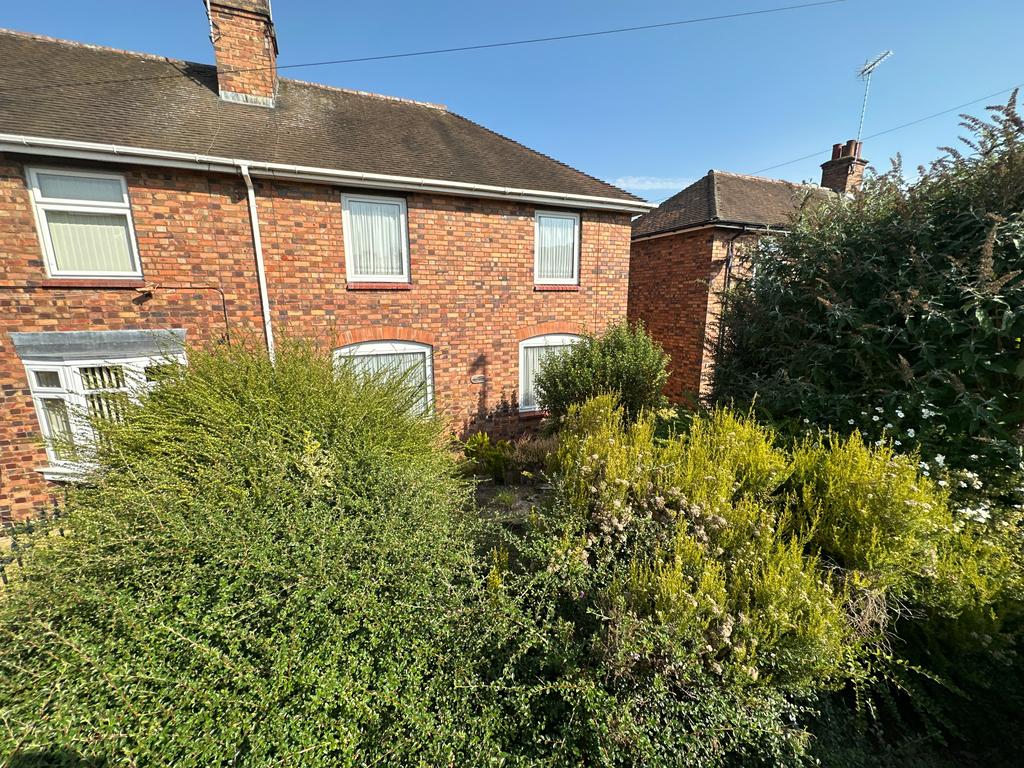 Hawfield Lane, Winshill... 3 bed semidetached house £140,000