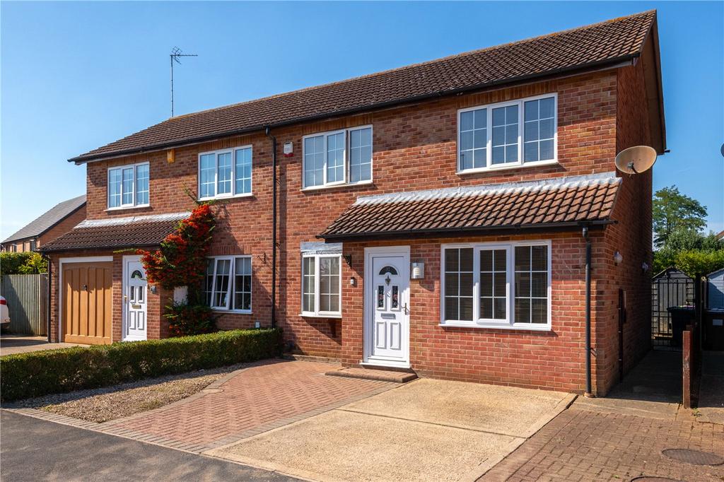 Rosewood Drive, Sleaford, Lincolnshire, NG34 3 bed semidetached house for sale £199,950