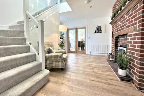 4 bedroom detached house for sale, Hall Lane, NR32