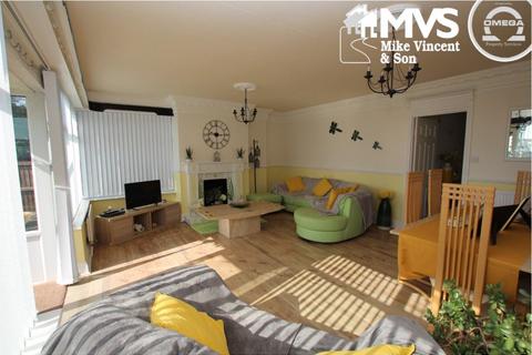 2 bedroom bungalow for sale - Meadow Way, Jaywick, Clacton-on-Sea