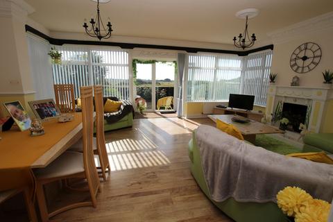 2 bedroom bungalow for sale - Meadow Way, Jaywick, Clacton-on-Sea