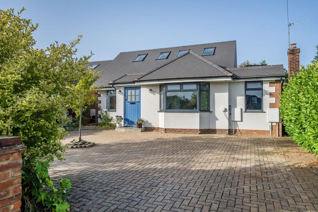 Little Chalfont, Buckinghamshire, HP6 4 bed detached bungalow for sale