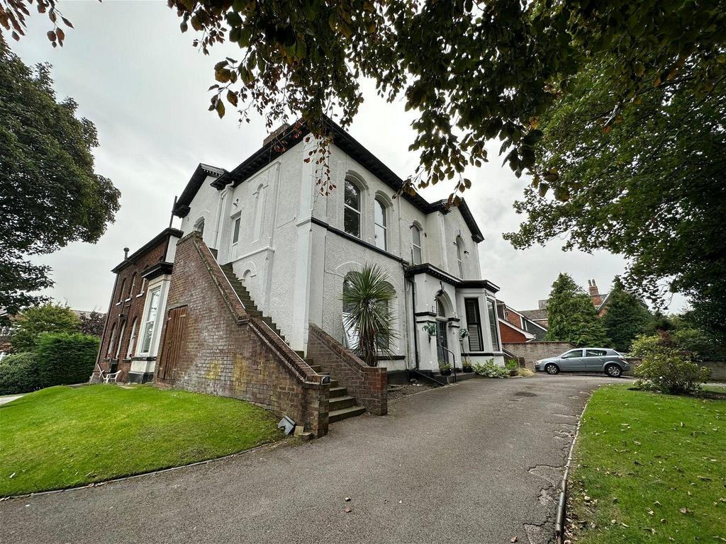 Westcliffe Road, Southport, PR8 2BW 2 bed apartment £975 pcm (£225 pw)