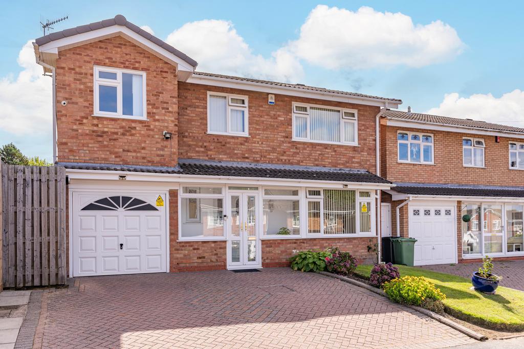 Hartsbourne Drive, Halesowen, West... 4 bed detached house £450,000