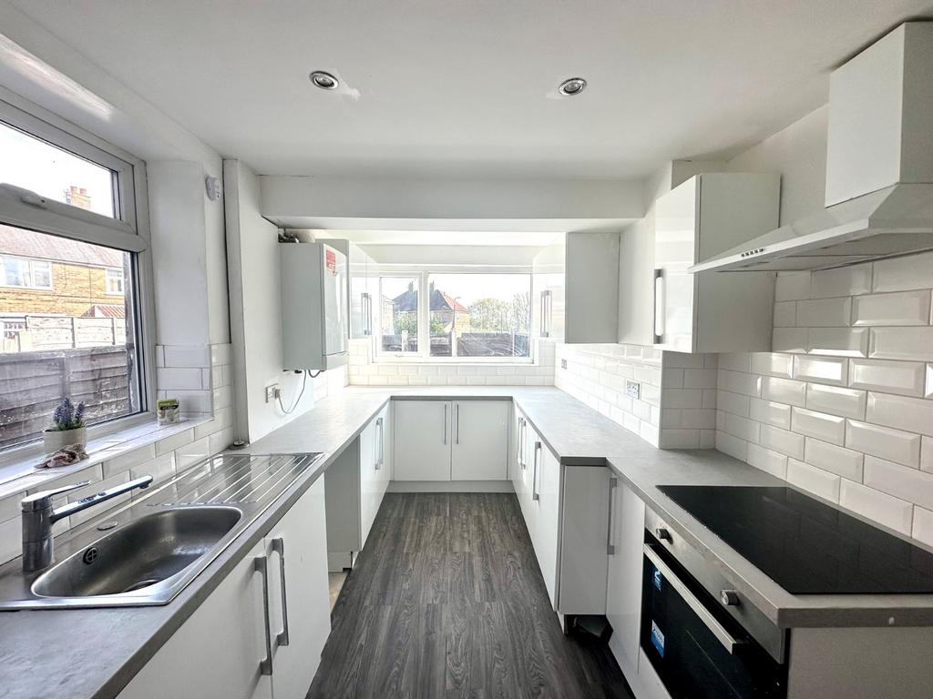 Ellesmere Street, Swinton, M27 3 bed terraced house £1,050 pcm (£242 pw)