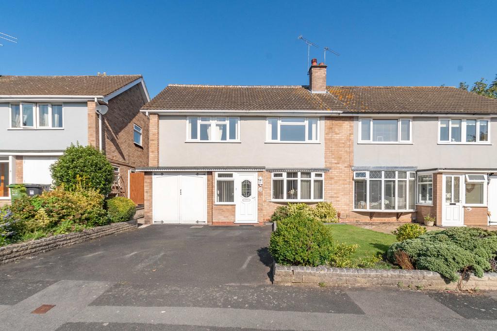Brueton Drive, Redditch, Worcestershire, B98 3 bed semidetached house for sale £300,000