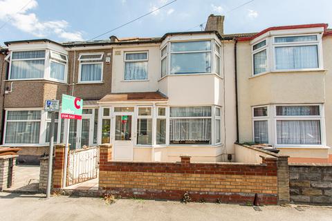 4 bedroom terraced house to rent, Farrnace Road, Romford, Essex