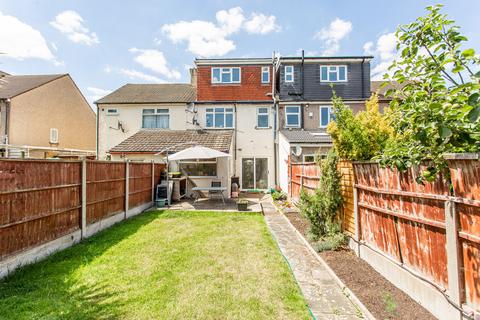 4 bedroom terraced house to rent, Farrnace Road, Romford, Essex